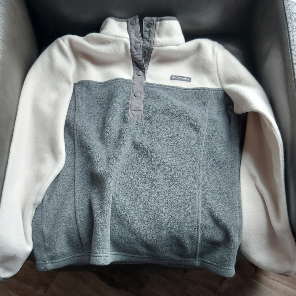 Columbia Women’s Two-Tone Gray and Cream Snap Pullover Fleece